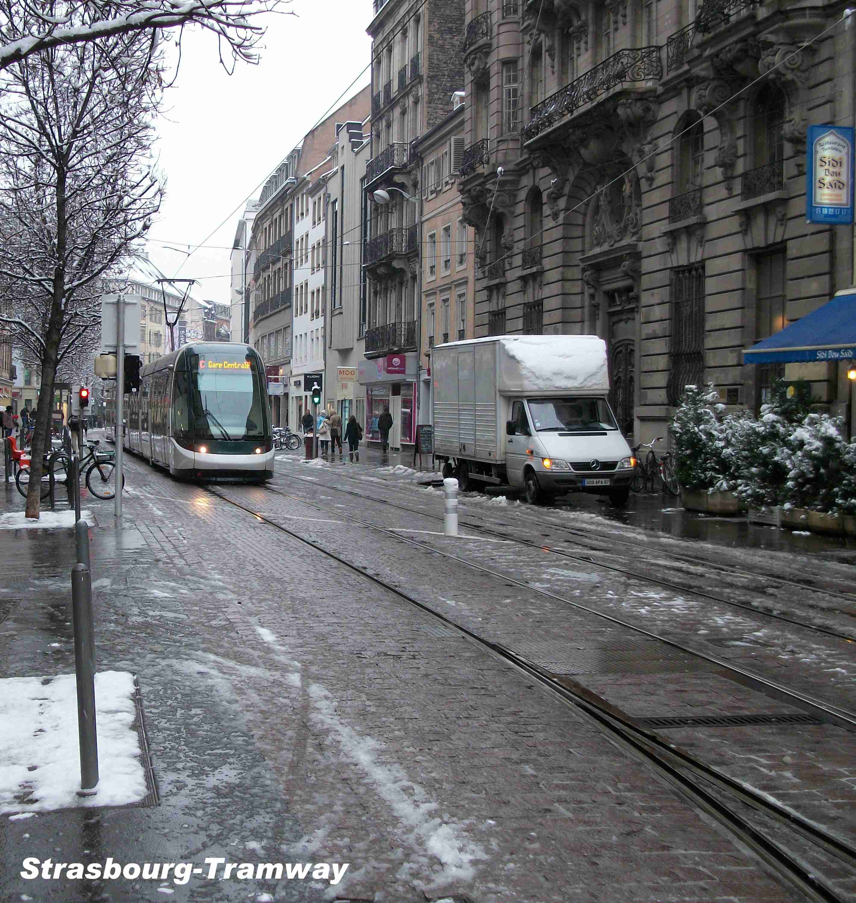 Un Citadis de la ligne C au niveau du signal de protection de la bifurcation.
